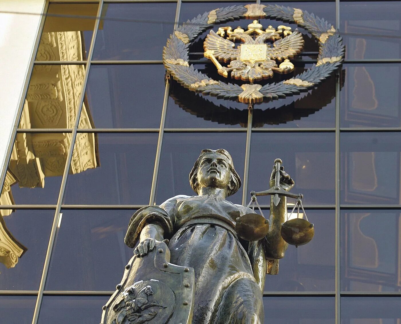 Статуя правосудия. Справедливость москва. Статуя правосудия. Справедливость москва. Фемида богиня правосудия памятник.