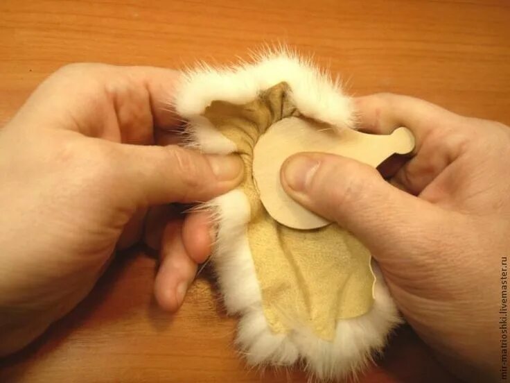 Приклеить мех. Поделки из меха своими руками. игрушки из остатков меха. игрушки из меха своими руками. цыпленок из меха.