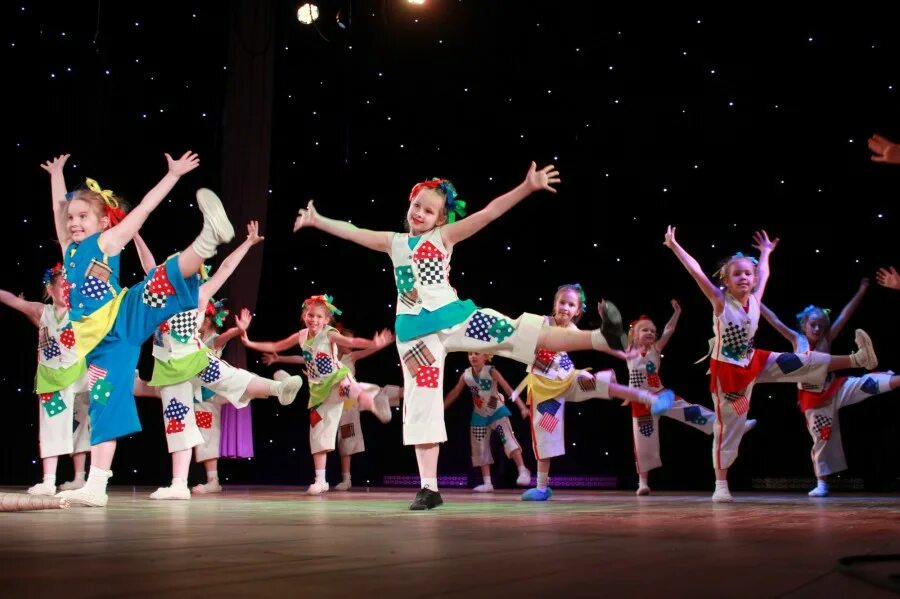 костюм веснушки в детском саду. костюм веснушки в детском саду. танец веснушки в детском саду. костюм для танца веснушки. веснушки ижевск танцевальный коллектив.