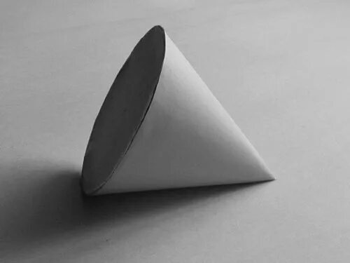 штриховка фигур карандашом. конус лежит. лежачий конус построение. геометрические фигуры с тенью. академическая штриховка конуса.