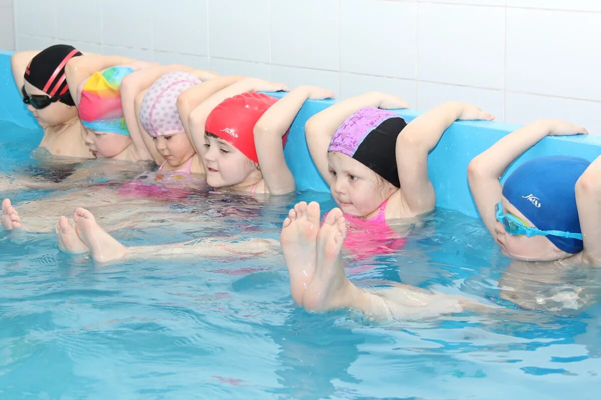 Групповые занятия в бассейне для детей. Бассейн для дошкольников. Занятия в бассейне с малышом. Плавание дети.