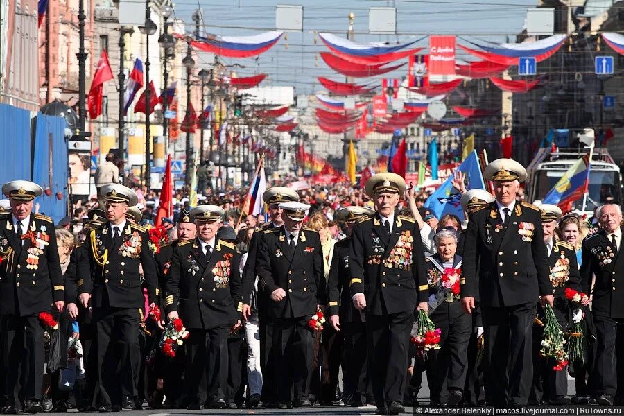 Почему праздник победы 9 мая. Празднование дня Победы. С праздником днем Победы. 9 Мая праздник парад. Празднование 9 мая в России.