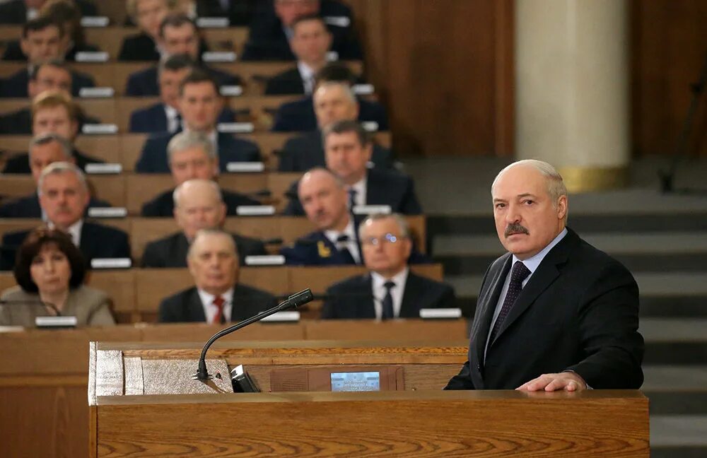 Выступление лукашенко на народном собрании. Лукашенко в парламенте. парламент республики беларусь. лукашенко гаага.