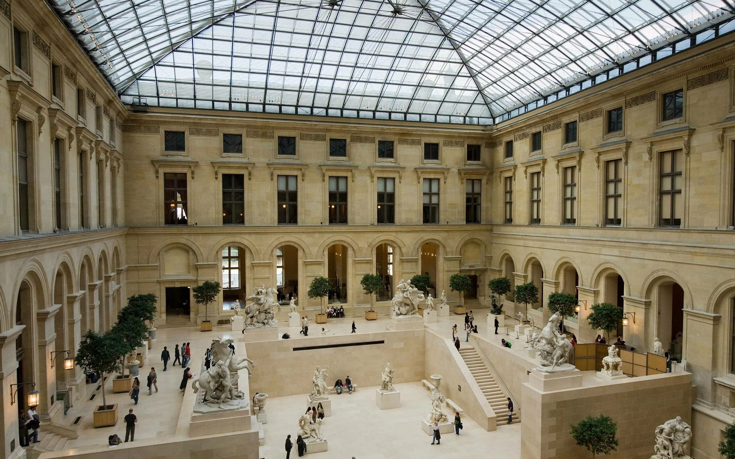 Какой париже музей. Музеи. Лувр. Париж. Франция музей Лувр. Музей Лувр в Париже изнутри. Лувр Франция внутри.