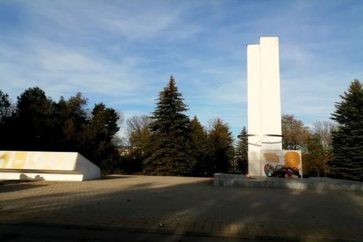 Георгиевск кв. Памятник в Георгиевске Привокзальная площадь. Георгиевск Ставропольский край 1945. Памятник погибшим воинам. Г. Георгиевск. Георгиевск - город памятников и мемориалов.