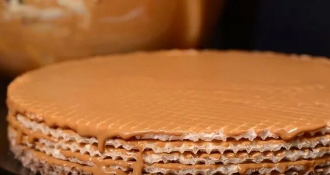 торт из бисквита с заварным кремом. крем для торта из коржей со сгущенкой. бисквитный торт. крем для бисквитного торта со сгущенкой. крем для торта с бисквитными коржами.