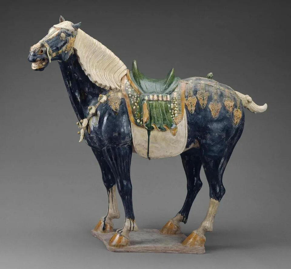 Китайские лошадки. Лошадь династии Тан. Китайская лошадь династии Тан. Китайская керамика династии Тан. Скульптура династии Тан. Китай.