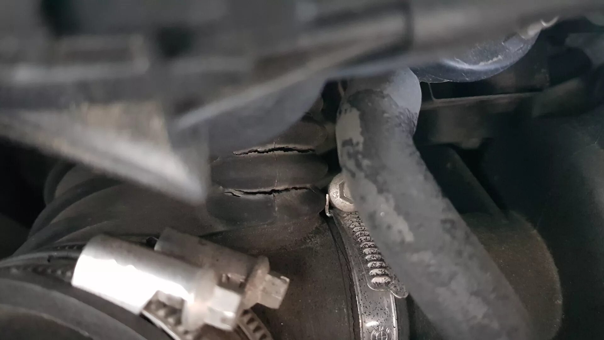 Bmw подсос воздуха. Квкг м54. Подсос воздуха м54 2. Подсос воздуха м54b30. Патрубок подачи воздуха м50б20.