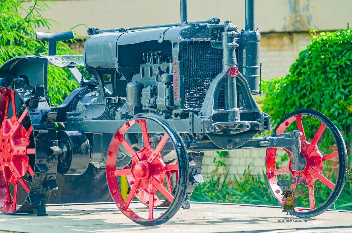 Трактор т-40 ам. Тракторы курск. Тракторы курск. Кабинет с тракторами курск на сха. Диски старых тракторов.