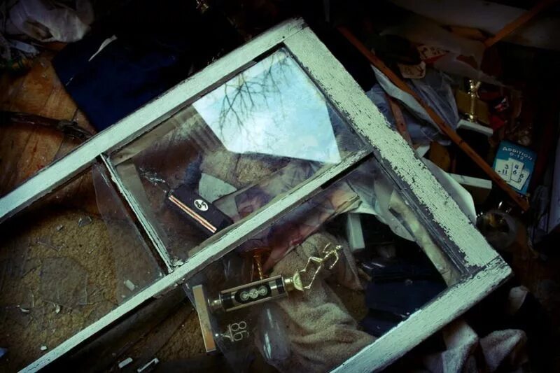 Находки в заброшенных домах. Заброшенное здание внутри. Старинные находки в заброшенных домах. Находки с чердаков старинных домов. Заброшенные дома внутри.