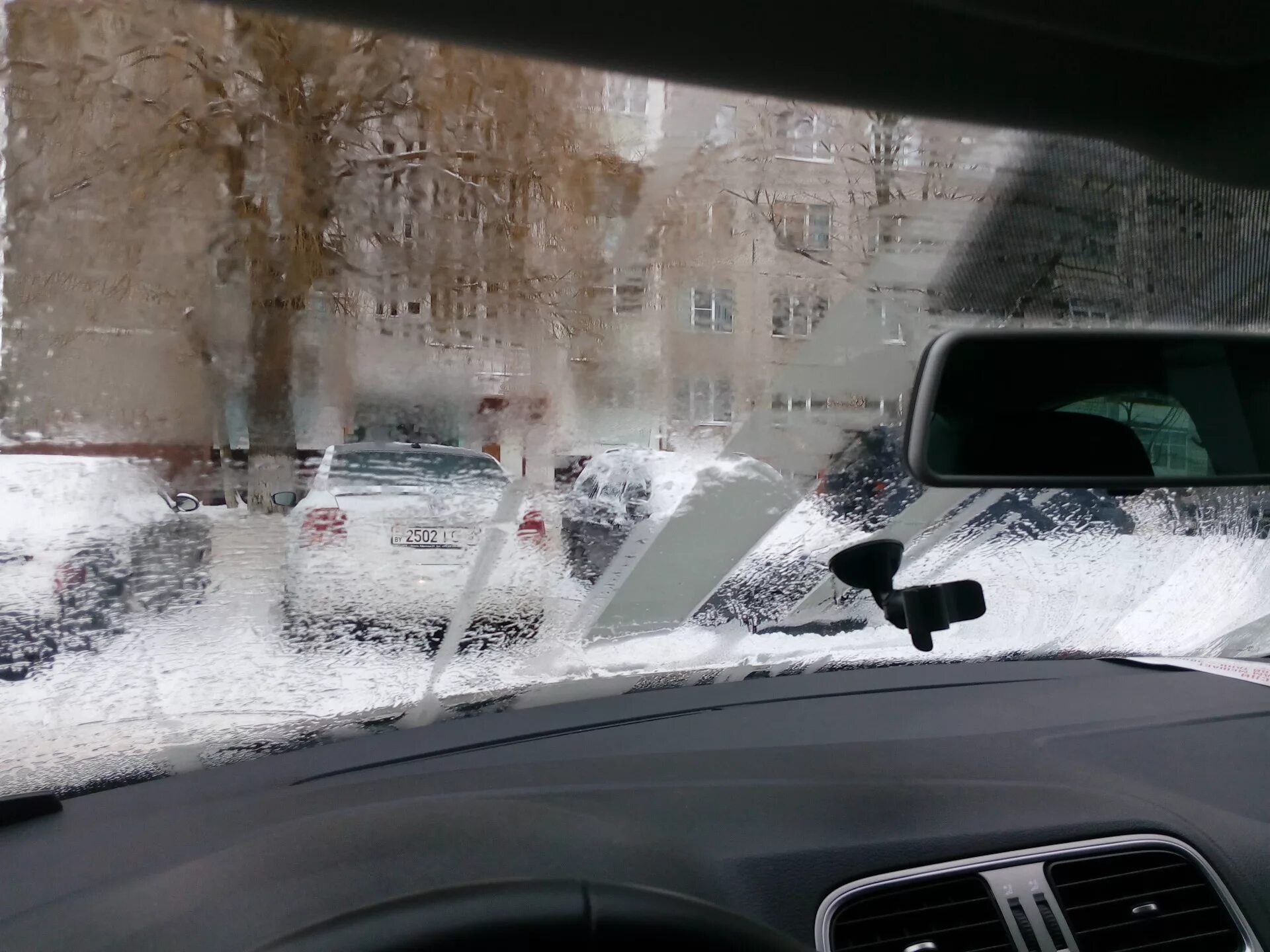 Поло обогрев лобового. Лобовое стекло поло седан с подогревом. Подогрев лобового стекла поло седан. Нити подогрев лобового поло седан. Лобовое стекло Фольксваген поло седан с обогревом с зоной дворников.