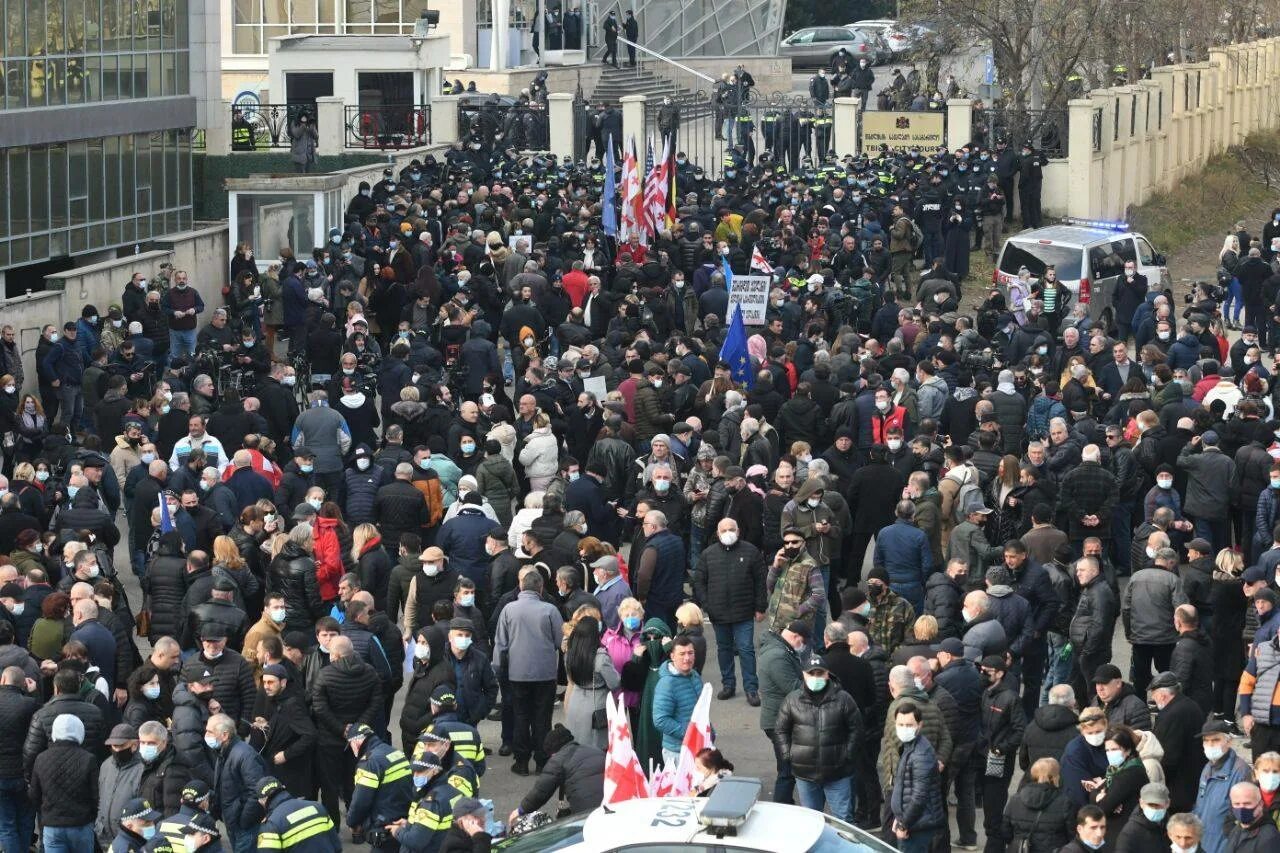 Митинг Саакашвили. Протесты в Грузии. Саакашвили протесты. Толпа у суда. Новости грузии срочно