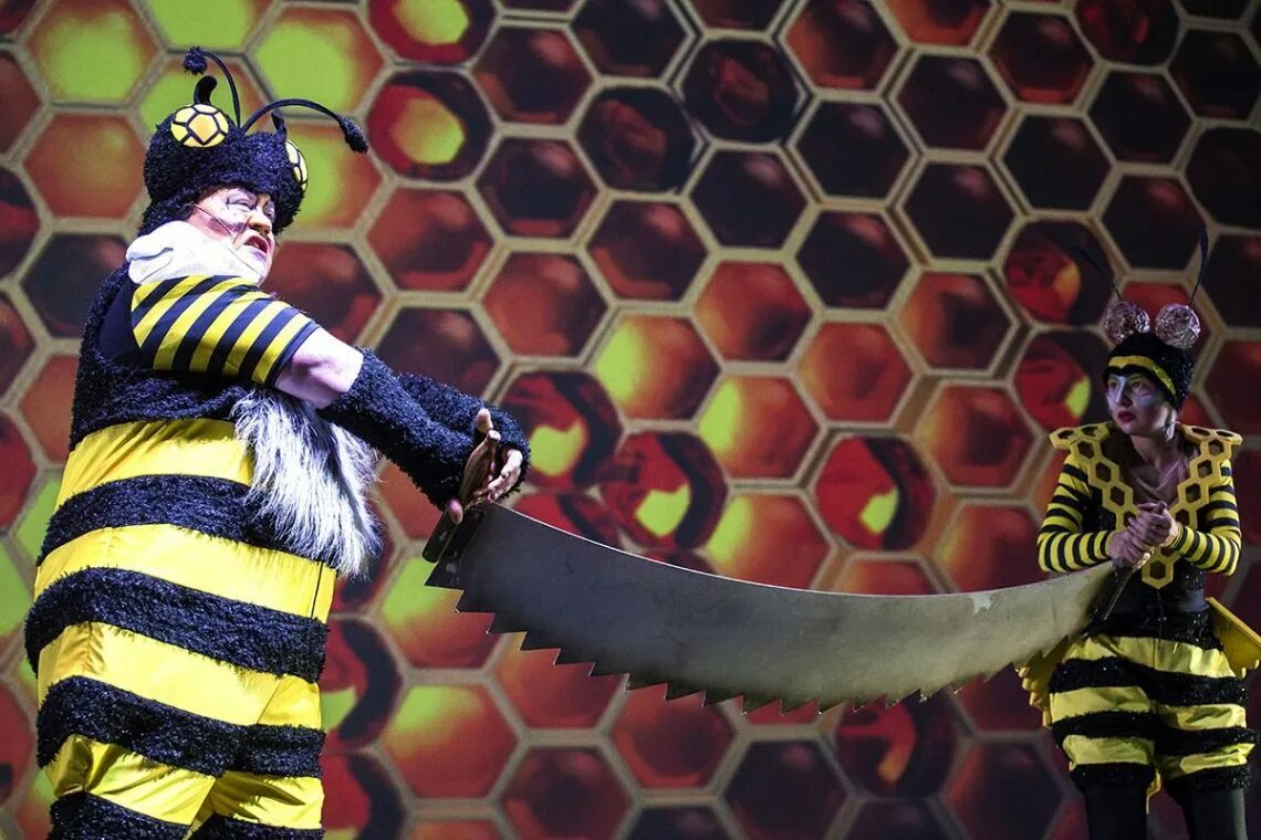 алиса в зазеркалье выставка спб. квесты алиса в стране чудес. чеширский кот спектакль. иммерсивная выставка «алиса в зазеркалье». аниматоры шляпник и красная королева.