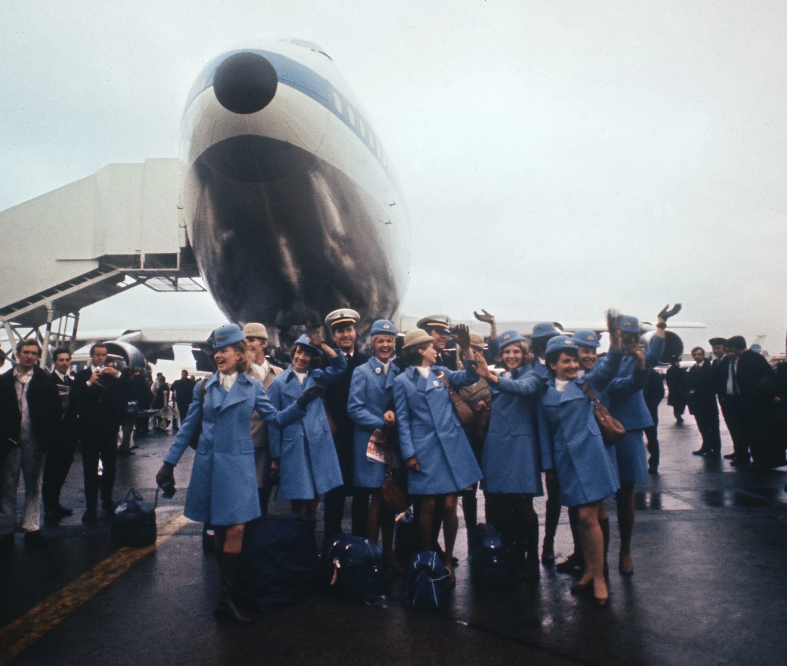 Боинг 747 экипаж. Боинг 747 1970. Боинг 747 1970 года. Самолет без экипажа