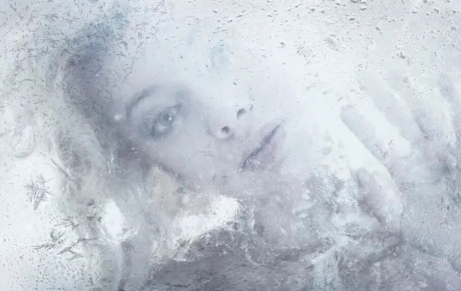 Замерзшая душа глава. Девушка во льду. Девушка подо льдом. Женщина лед.