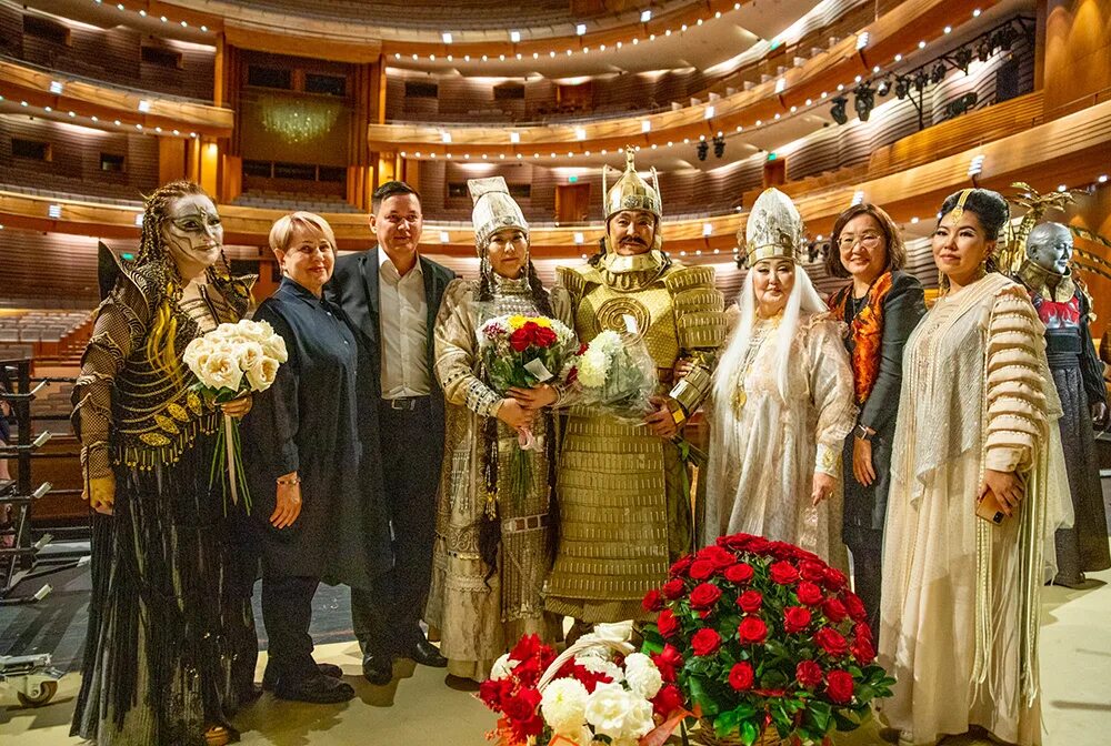 Премьера в мариинском театре. Премьера оперы в большом театре. Якутская филармония Табыисова. Артисты хора Челябинского театра оперы и балета.