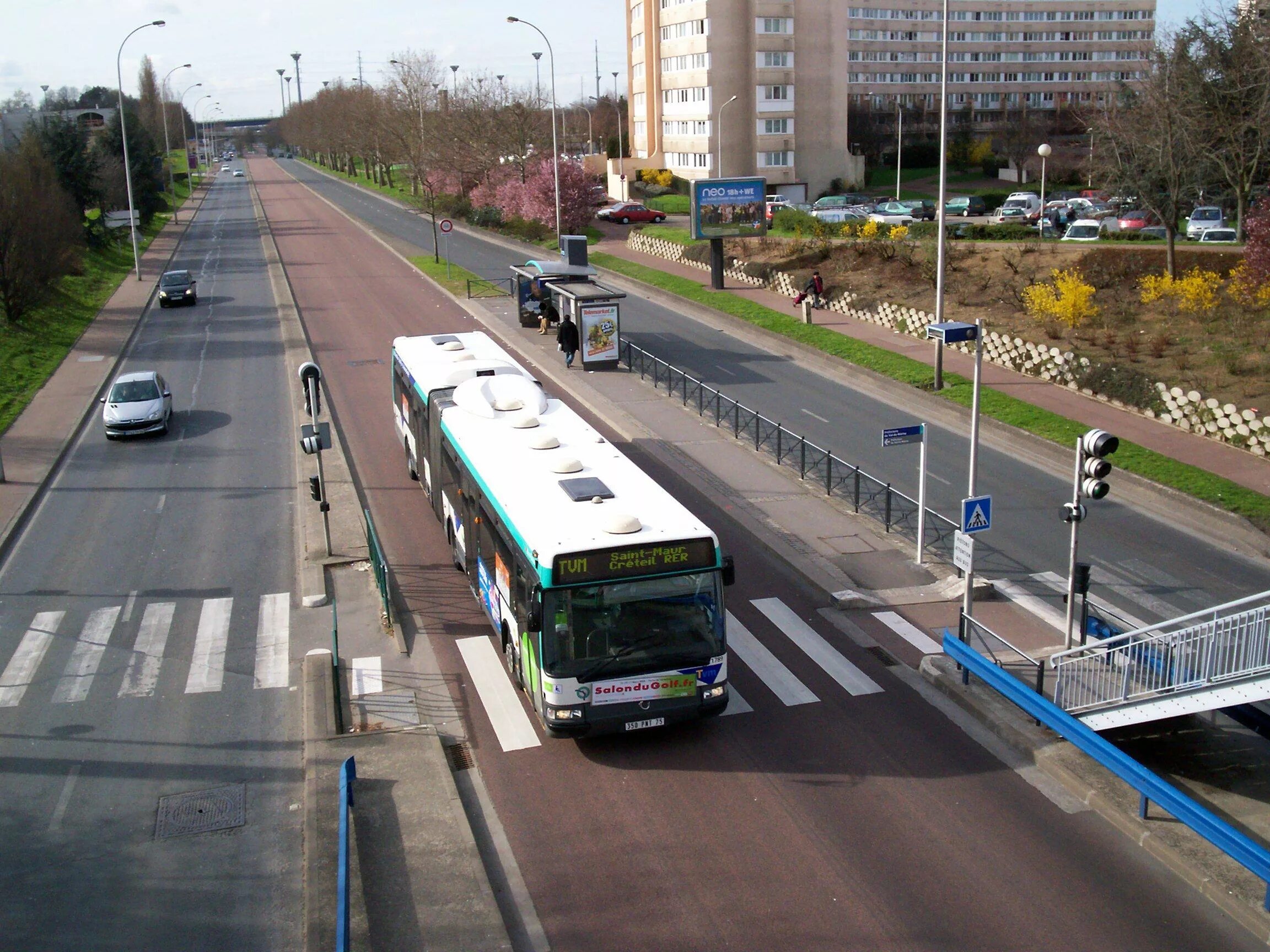 Выделенная автобусная полоса. Выделенная полоса для общественного транспорта. Полоса для автобусов. Отдельная дороги для автобус. Дорожные полоса с автобусом.