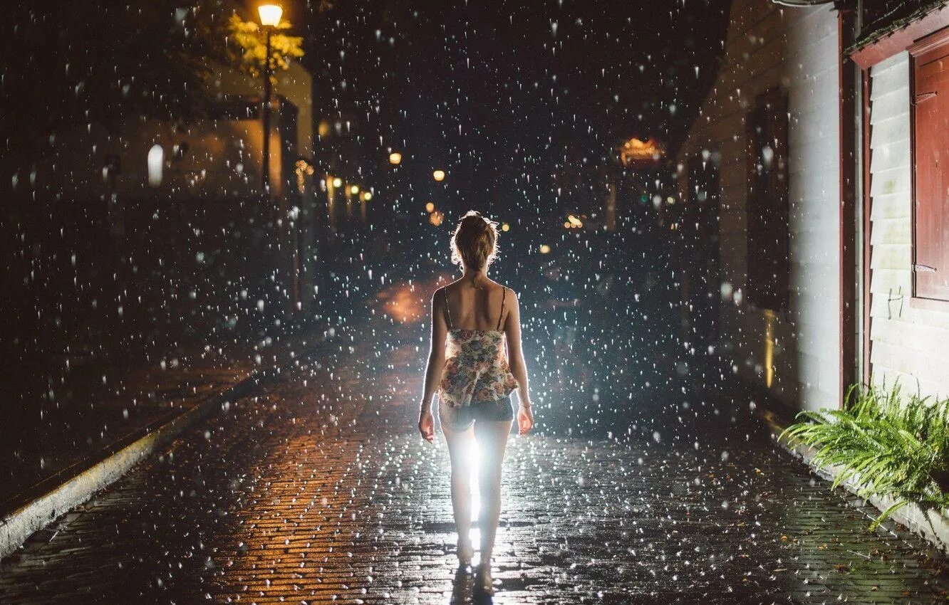 Девушка под дождем. Девушка в ночном городе. Девушка дождь. Девушка под дождем в городе. Rain back