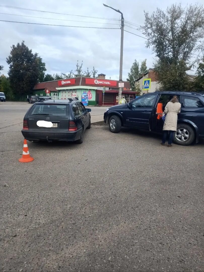 Подслушано великие луки происшествия. Подслушано Великие. Подслушано Великие Луки. Происшествие на парковке.