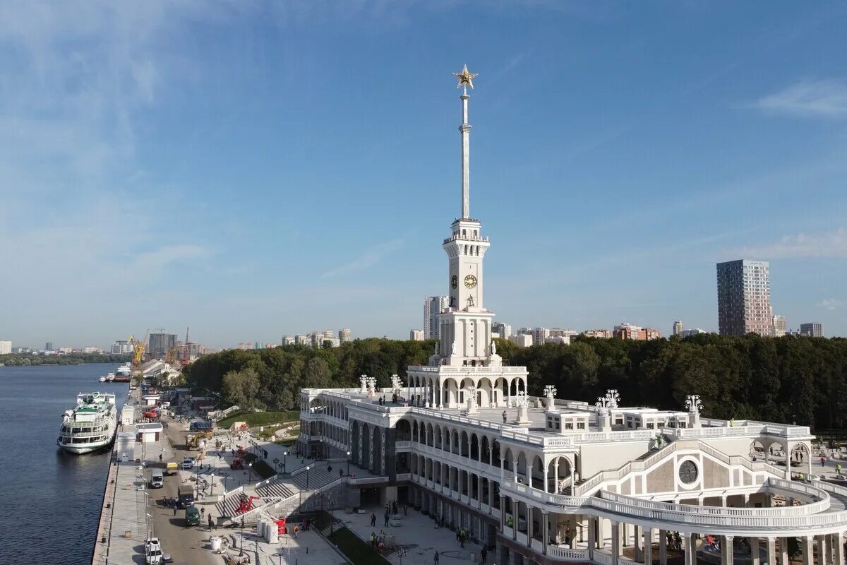 Теплоходная прогулка по москве реке. Теплоход по москве реке. Москва речной вокзал экскурсия по москве реке. Ривер флотилия теплоход. Речной порт москва речной вокзал.