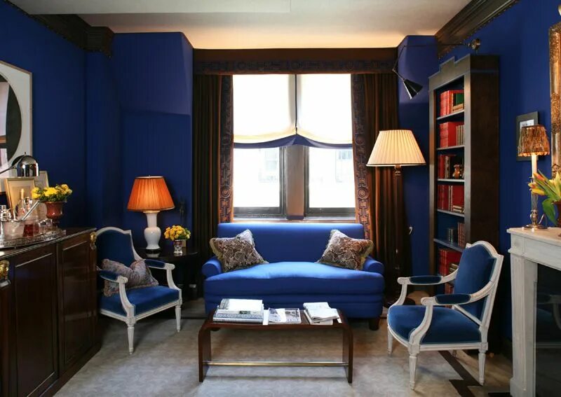 Гостиная комната синяя. Синий интерьер. Синие стены в интерьере. Интерьер в синих тонах.