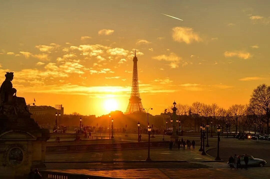 Французов спб. Рассвет в Париже. Париж закат. Париж солнце. Восход в Париже.