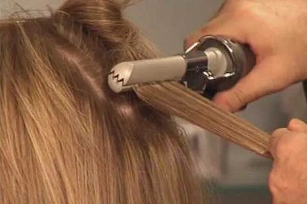 Гофре мелкое для прикорневого объема. Укладка прикорневое гофре. Щипцы dewal 03-019m pro-zmini. Прически с плойкой гофре. Прически с утюжком гофре.