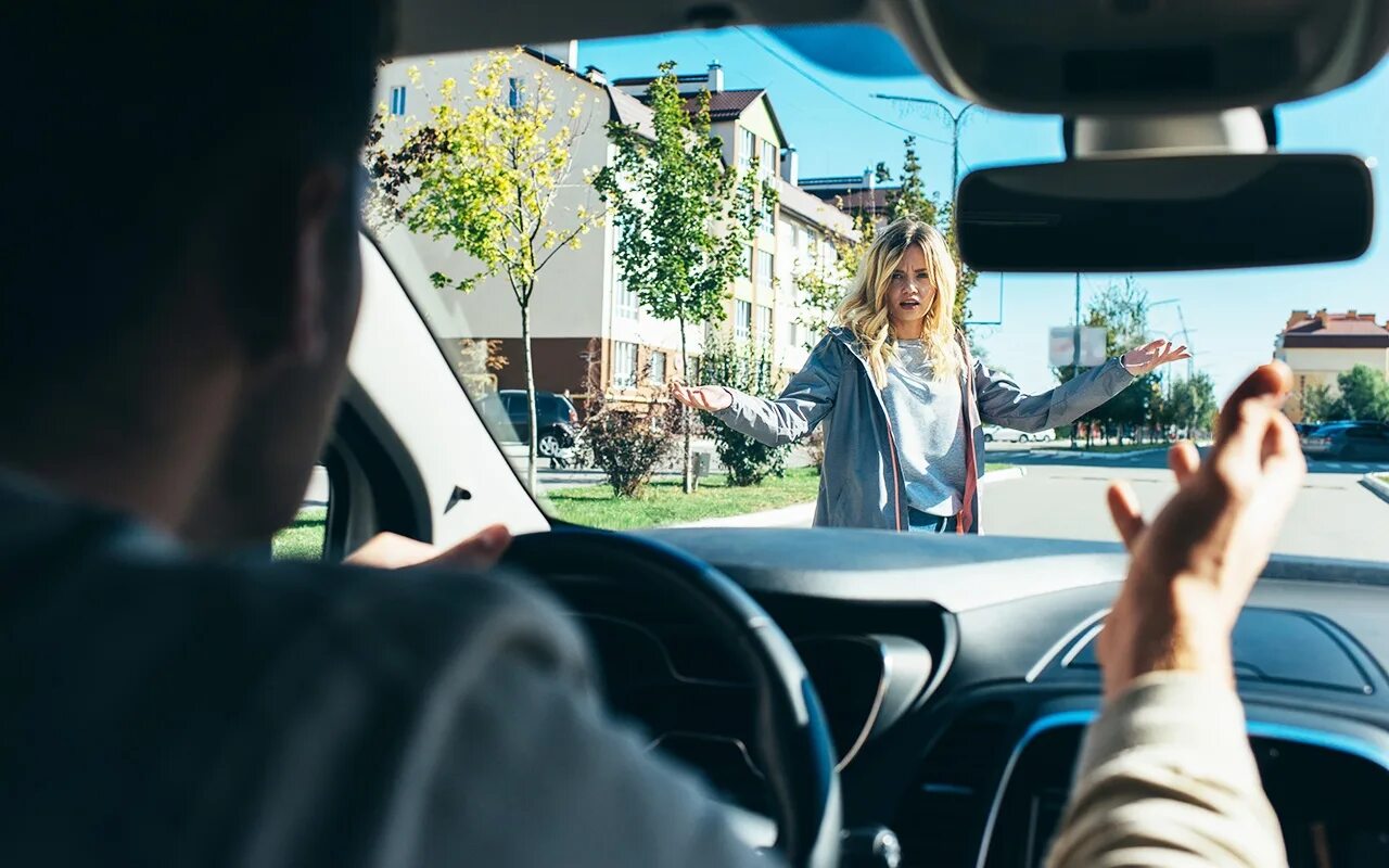 Пешеход и автомобиль. Водитель и пешеход. Автомобиль на пешеходном переходе. Водитель машет из машины пешеходу.