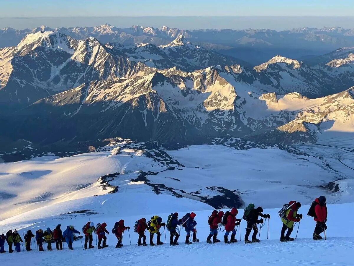 3 вершины эльбруса. Эльбрус гора восхождение. Эльбрус горнолыжный курорт восхождение. Восхождение на вершину Эльбруса. Альпинисты на вершине Эльбруса.