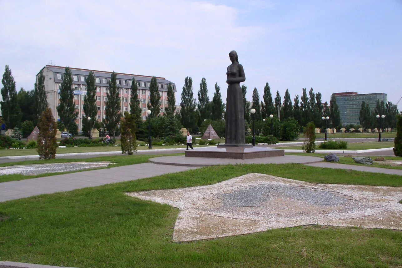 монумент матери чебоксары. парк победы памятник солдатке тольятти. мам парк победы. памятник матери солдата в казани. парк победы казань скорбящая вдова.