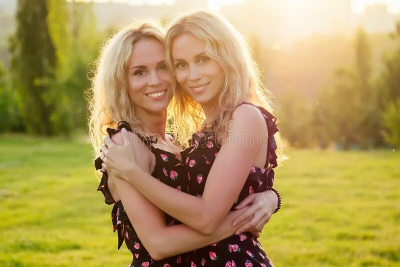 Близняшки из казани. Lesbian twin sisters. Lesbian twin sisters. Taylor twins близняшки тейлор. Twins сестры lesbian.