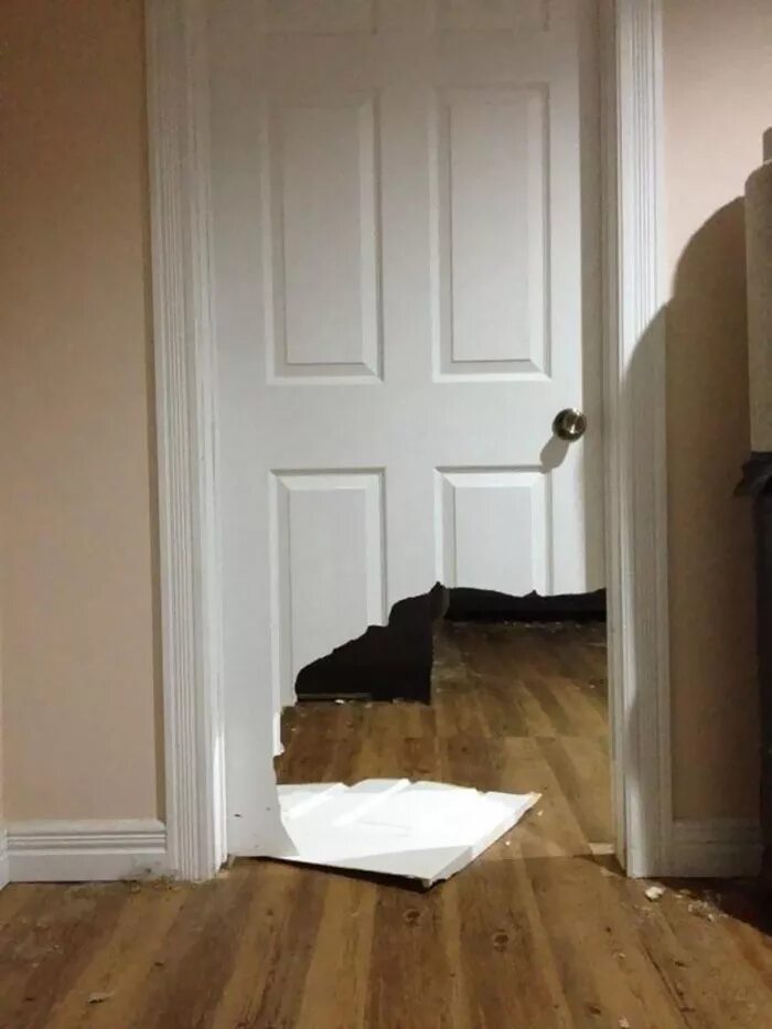 Старая дверь. Разбитая дверь. Дверь сломалась. Сломана дверь в дом. Выбитая дверь.