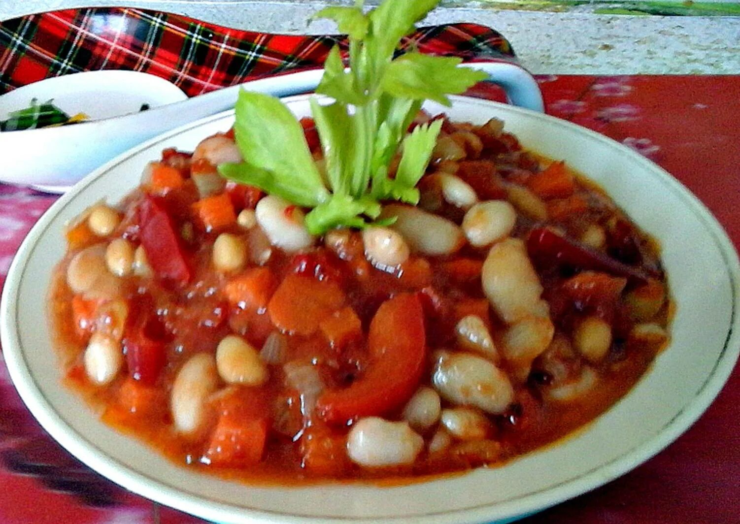 Фасоль быстро и вкусно. Фасоль тушеная с овощами. фасоль по монастырски с овощами. фасоль с овощами в томатном соусе. фасоль тушеная в томатном соусе.