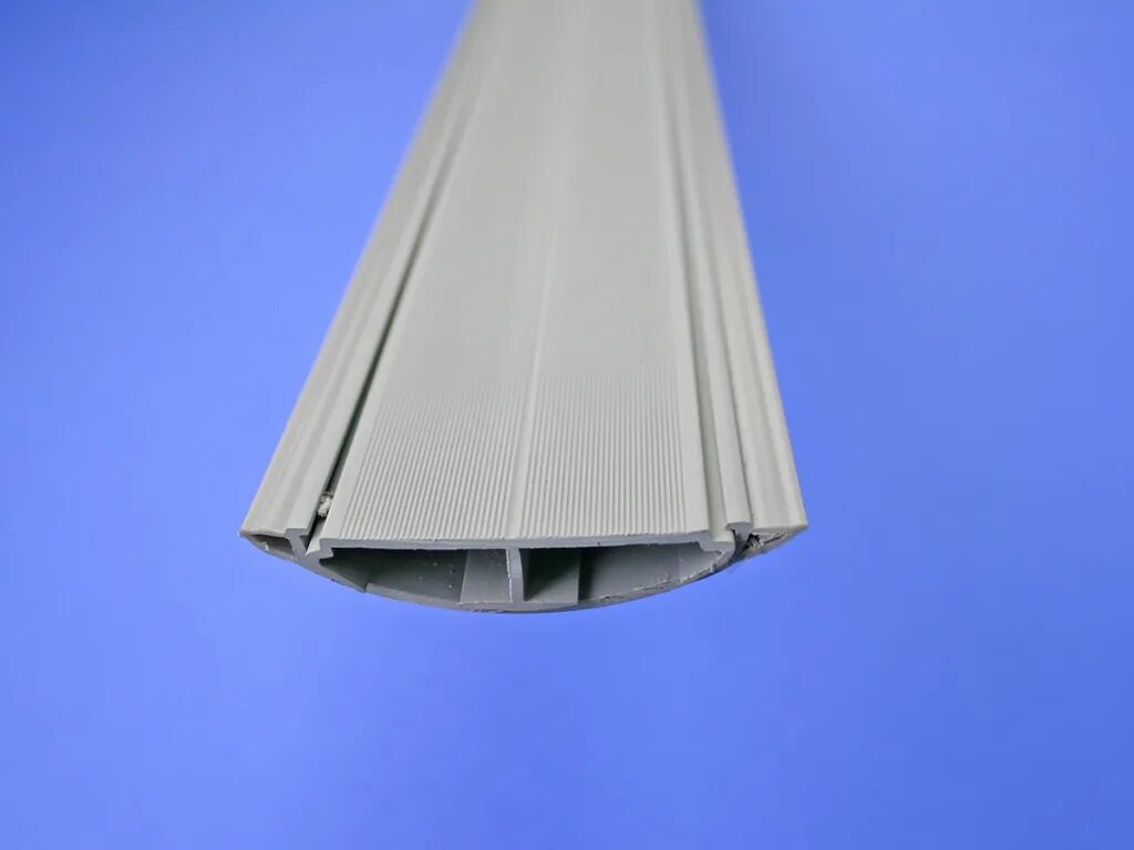 Кабель канал алюминиевый черный. Mutlusan напольный кабель-канал 50x13. Короб напольный для проводов. Короб напольный для проводов. Короб напольный для проводов.