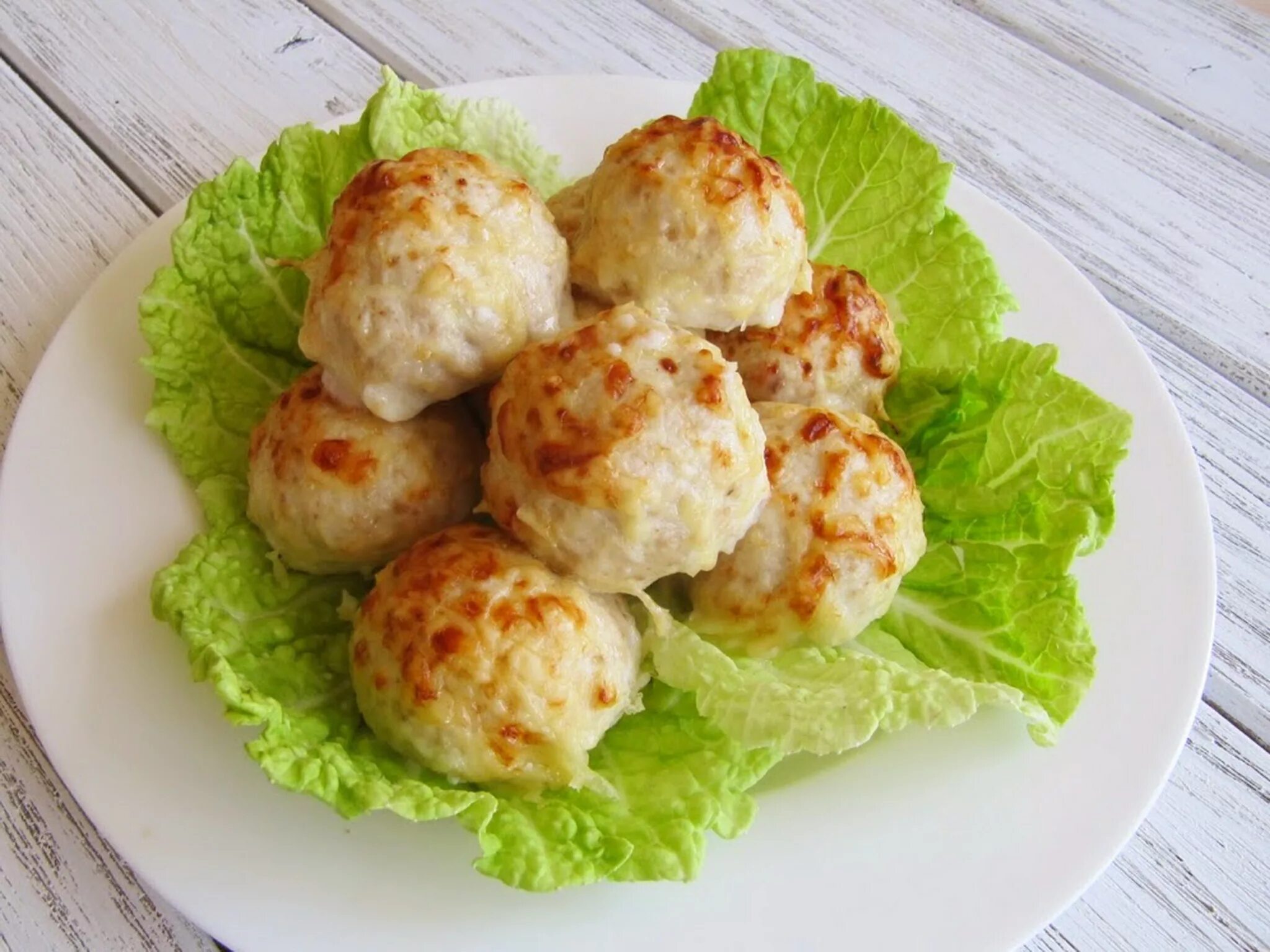 Куриные шарики во фритюре. Сырные шарики темпура. Нежные куриные шарики в сырно-сливочном соусе. Курица с сырными шариками. Лазерсон сырные шарики.