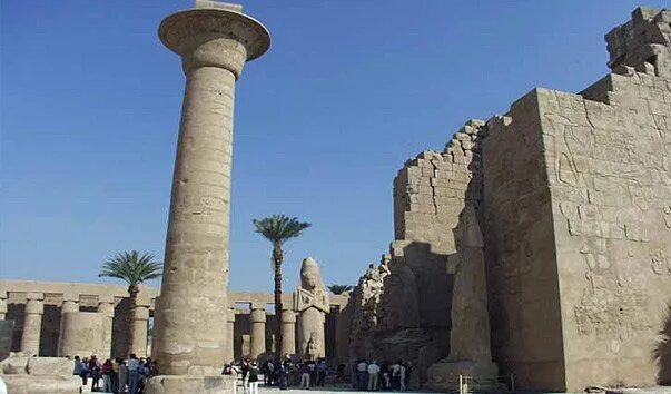 Колоннада фараона Тахарки. Египет колонны. Огромная колонна в Египте. Колонна Люксор 1.