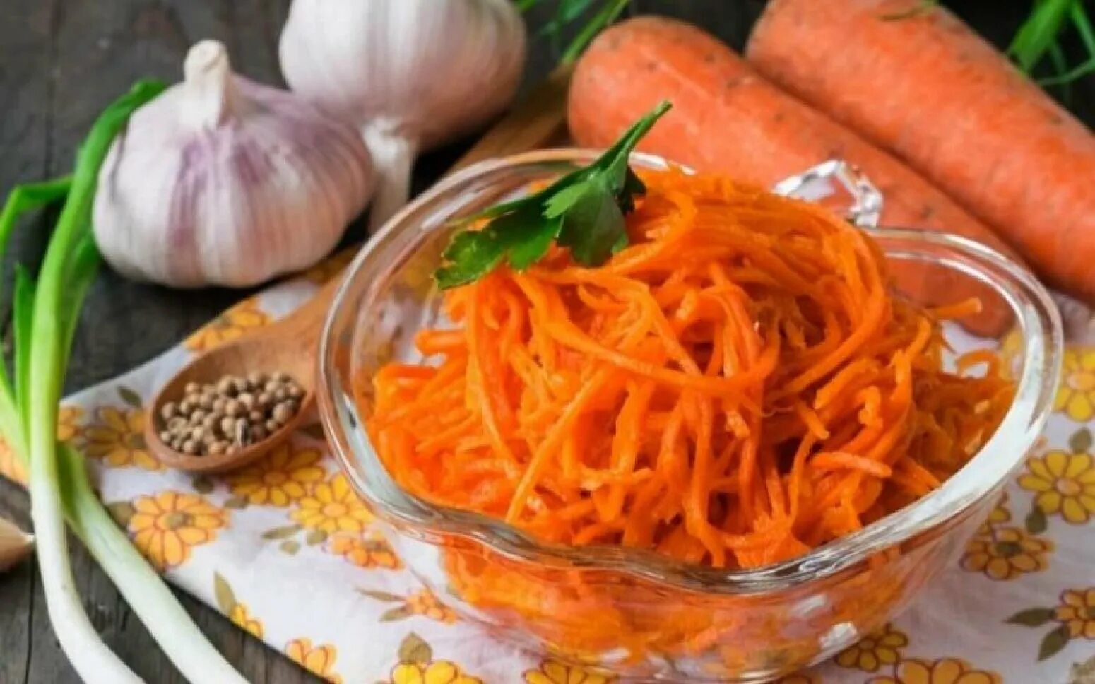 Морковка на зиму салат. Корейская морковча. Корейский салат морковча. Морковь по-корейски 500 г. Корейская морковь в Корее.