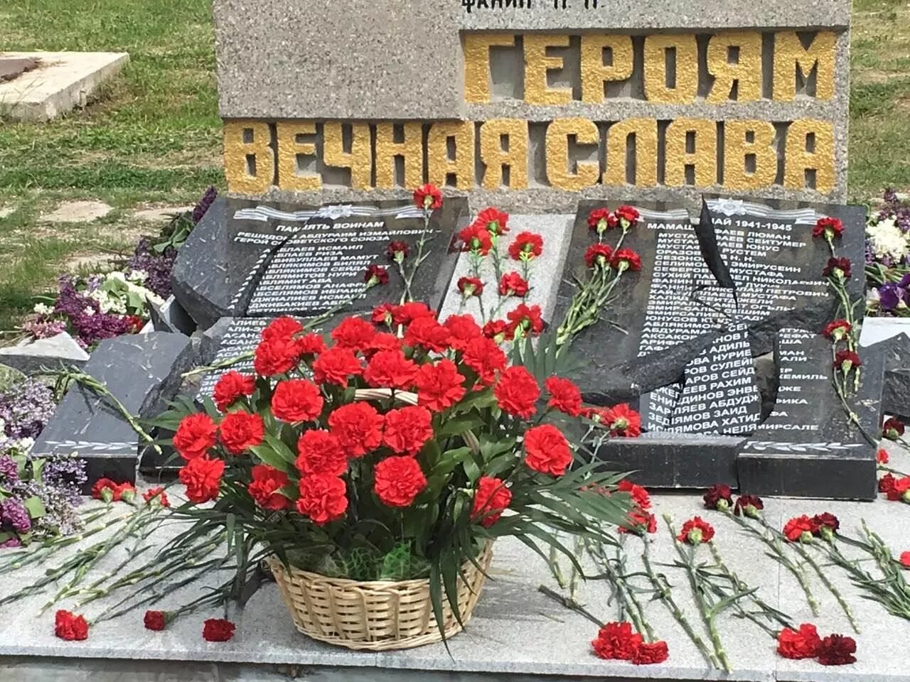 Мемориал в Севастополе памятник погибшим. Памятник погибших в Великой Отечественной войны. Памятник погибшим воинам ВОВ В Крыму. Мемориал жертвам Великой Отечественной войны». Крымск.