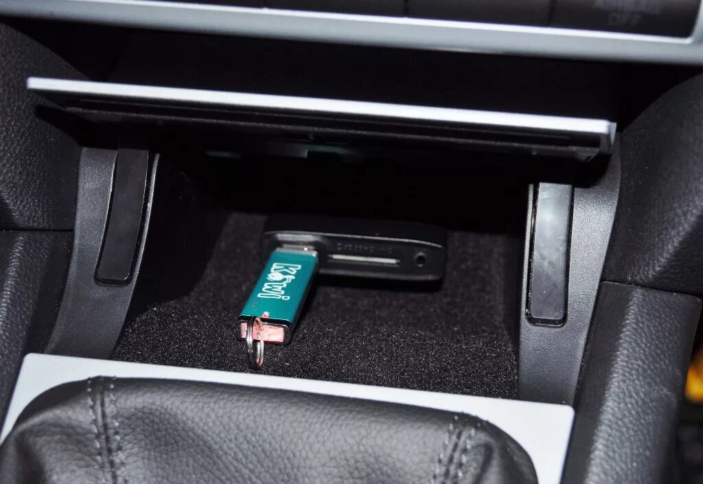 Вход для автомобилей. Skoda Octavia 2021 USB разъем. USB разъём Skoda Octavia 2011. USB порт для магнитолы Skoda Octavia a5.