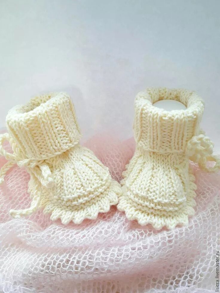 Baby pinetki пинетки спицами. Пинетки для девочки новорожденной. Пинетки спицами новорожденного девочки. Вязаные пинетки. Пинетки на двух спицах для новорожденных.