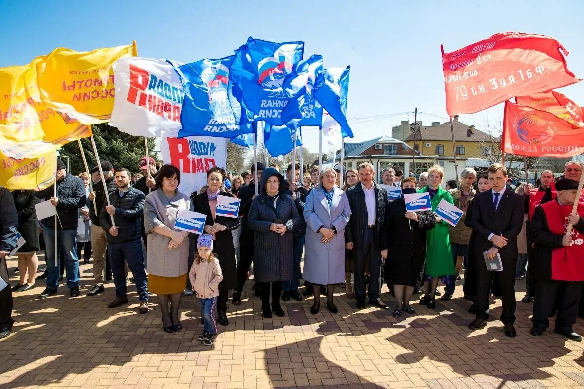 Черкесск люди. Митинги партий. Митинг в Черкесске 2004 год. Политические партии Украины. Последние новости черкесск