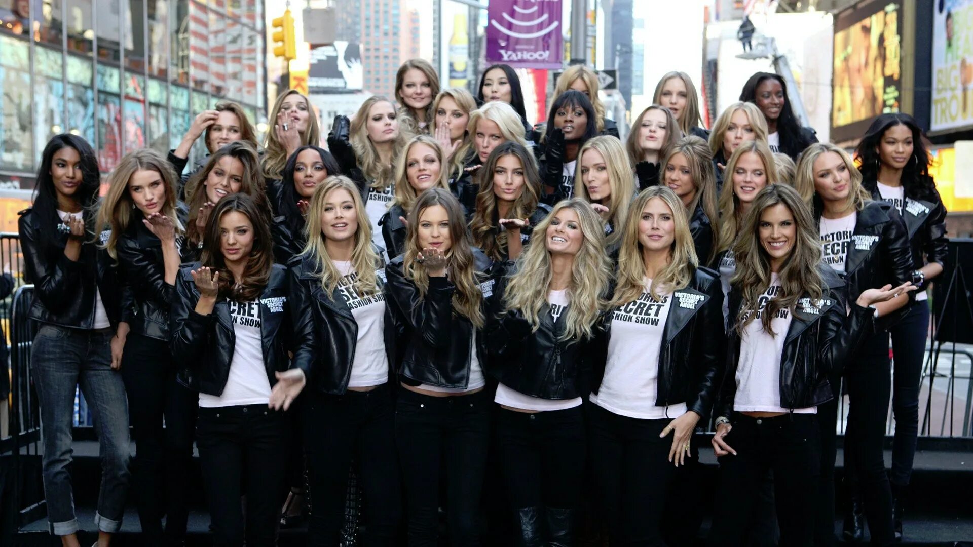 Много девушек. Грустный человек в толпе весёлых. Толпа подростков ночью. Толпа девственниц. Юар девушки.