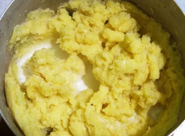 Картофельное пюре с чесноком. Пюре с чесноком. плесень на пюре картофельное. пюре с молоком чесноком. сливочно-чесночное пюре из картофеля.