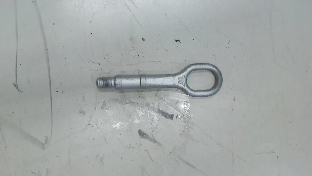 Крюк буксировочный vw b5+. 1t0805615a крюк буксировочный. Буксировочный крюк пассат б5. Транспортировочный крюк passat b6 передний. Буксировочный крюк пассат б5 петля.