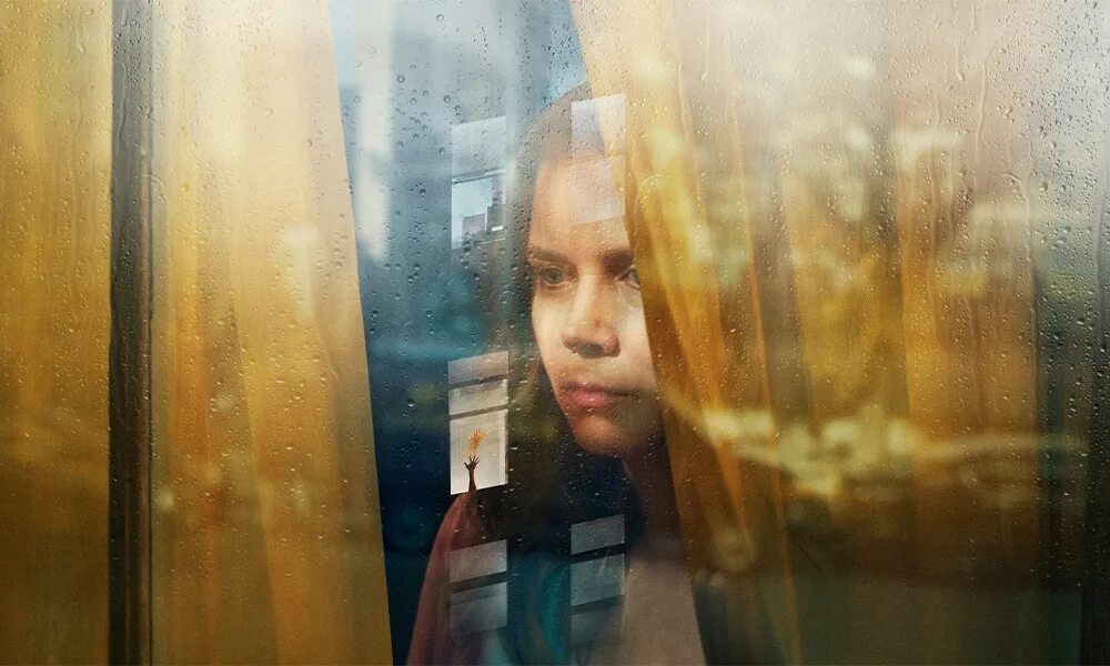 Эми адамс женщина в окне. Нетфликс сериал женщина в окне. Нетфликс сериал женщина в окне. Женщина в окне джо райт. Девушка в окне напротив дата выхода.