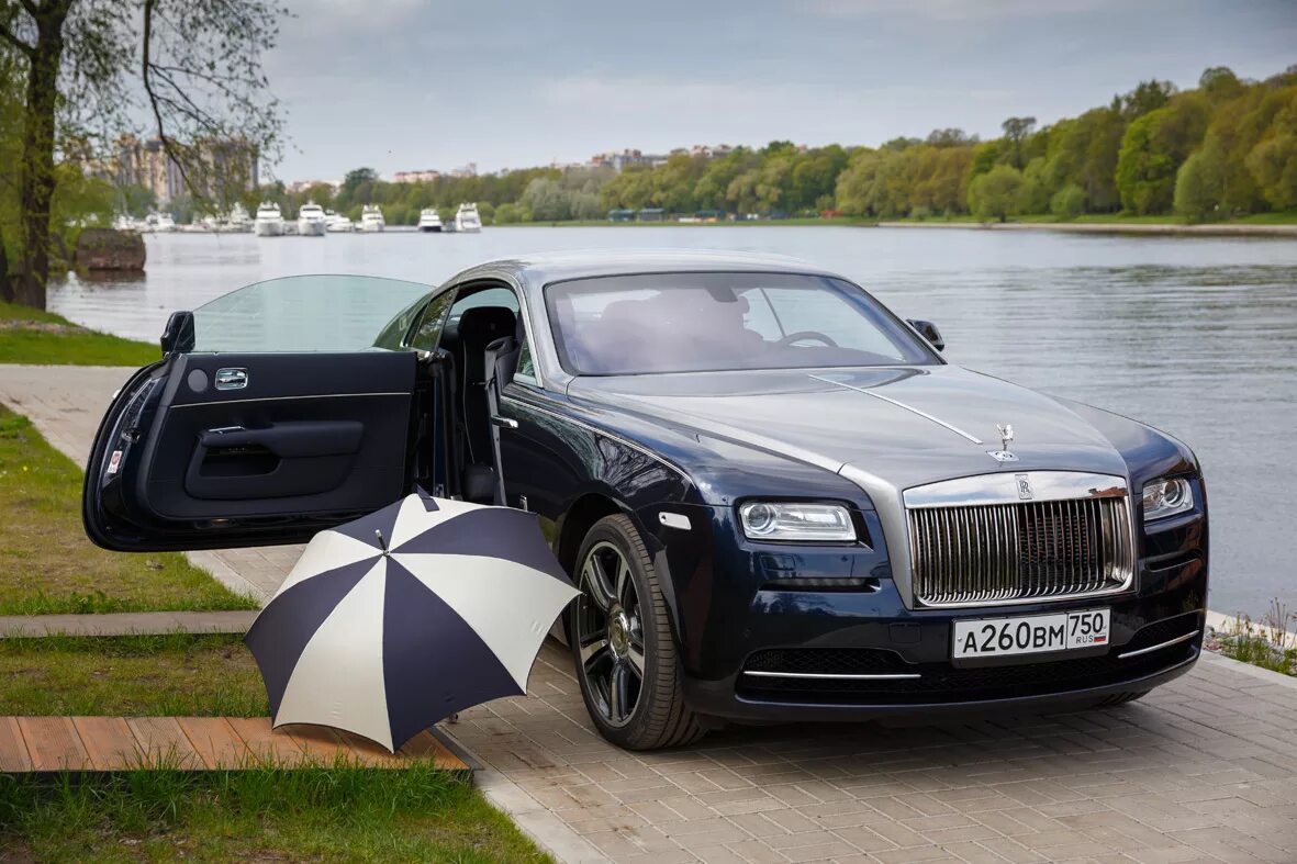 Роллс ройс россия. Rolls Royce Phantom Coupe 2021. Rolls-Royce Wraith крыша. Rolls Royce Wraith зонт. Роллс Ройс двери.