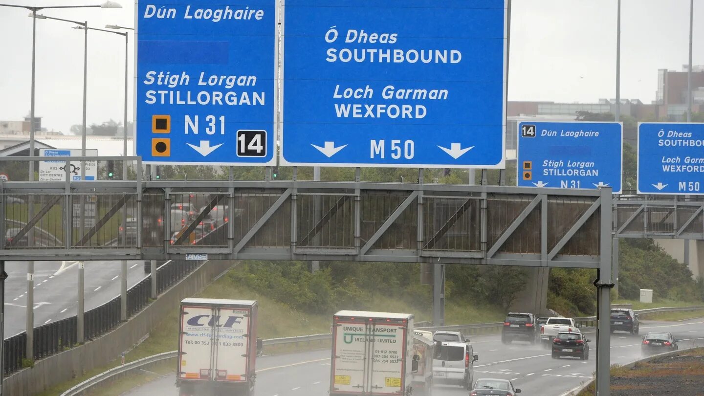 Ирландия дорожное знаки и символы.