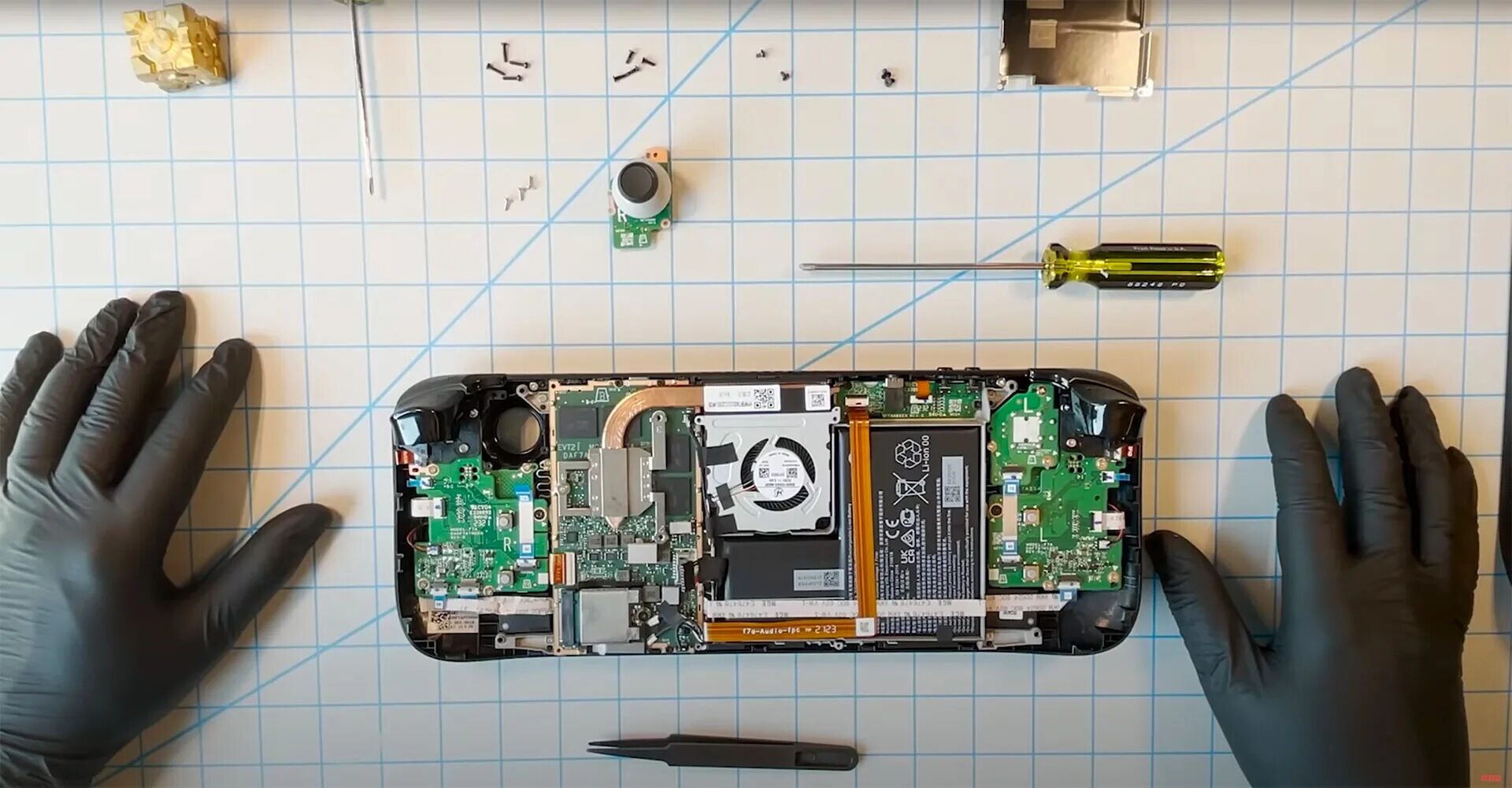 Steam deck комплектация. Steam deck видеокарта. Steam deck teardown наклейка. Форм фактор ssd steam deck. Steam deck ssd.