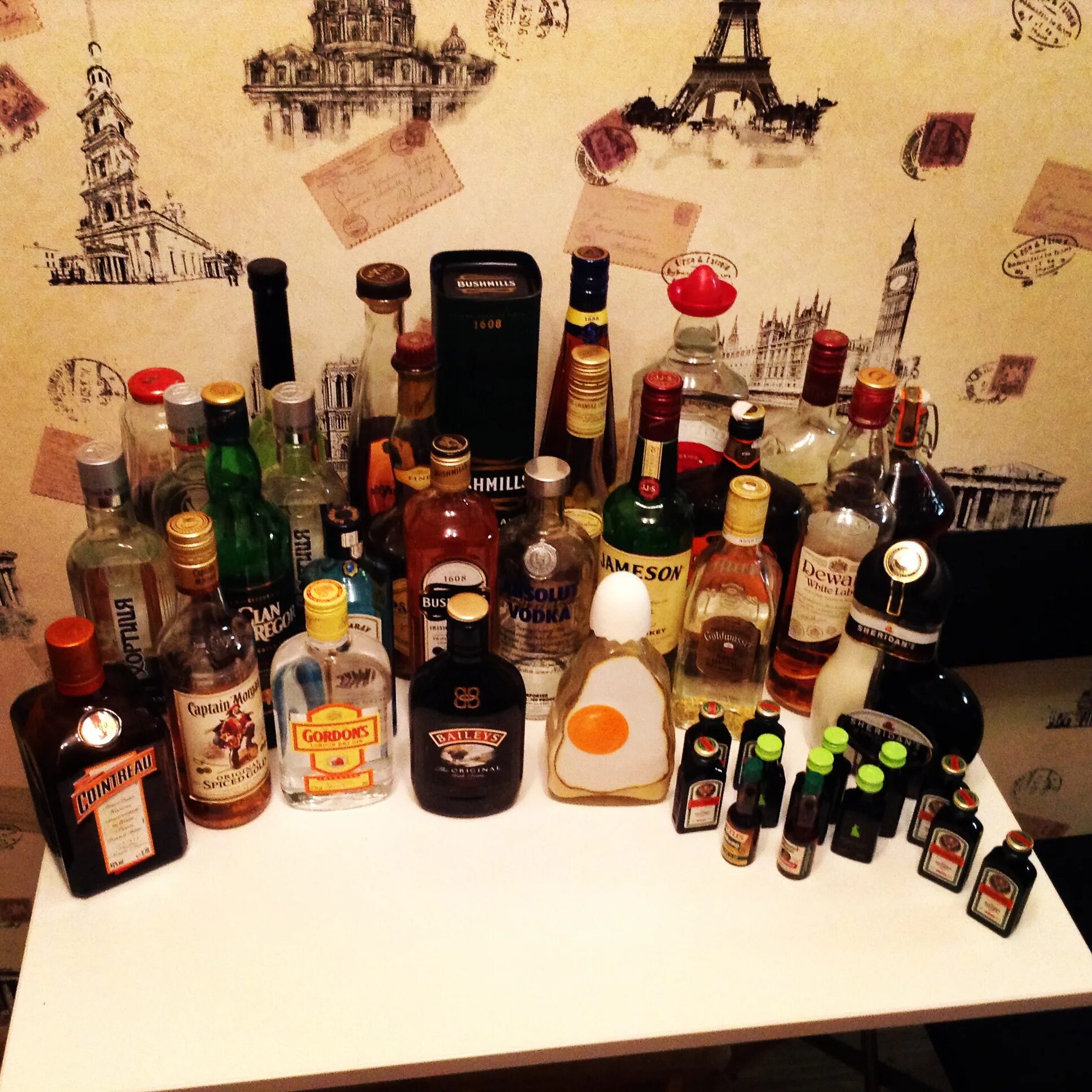 Под выпивку. Под выпивку. Алкоголь на столе. Первая стадия алкоголизма. Под выпивку.