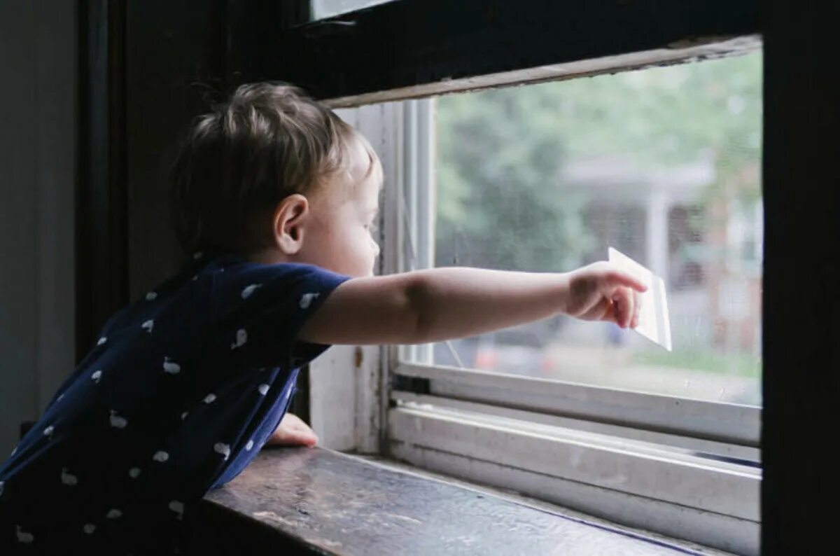 Сонник выпасть из окна. Ребенок у окна. Ребенок и открытое окно. Двухлетний ребенок. Ребенок лезет в окно.